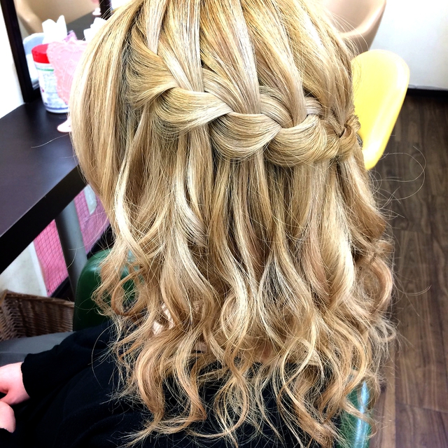 ☆『ウォーターフォール+コテ巻き』☆シンプル可愛い | ヘアセット UP's(アップス)♪土日は朝8時から営業しています♪ | 当日予約・直前予約 ポップコーン