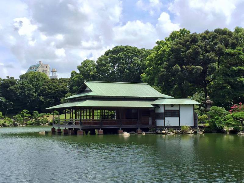 庭園ヨガ @清澄庭園 涼亭内