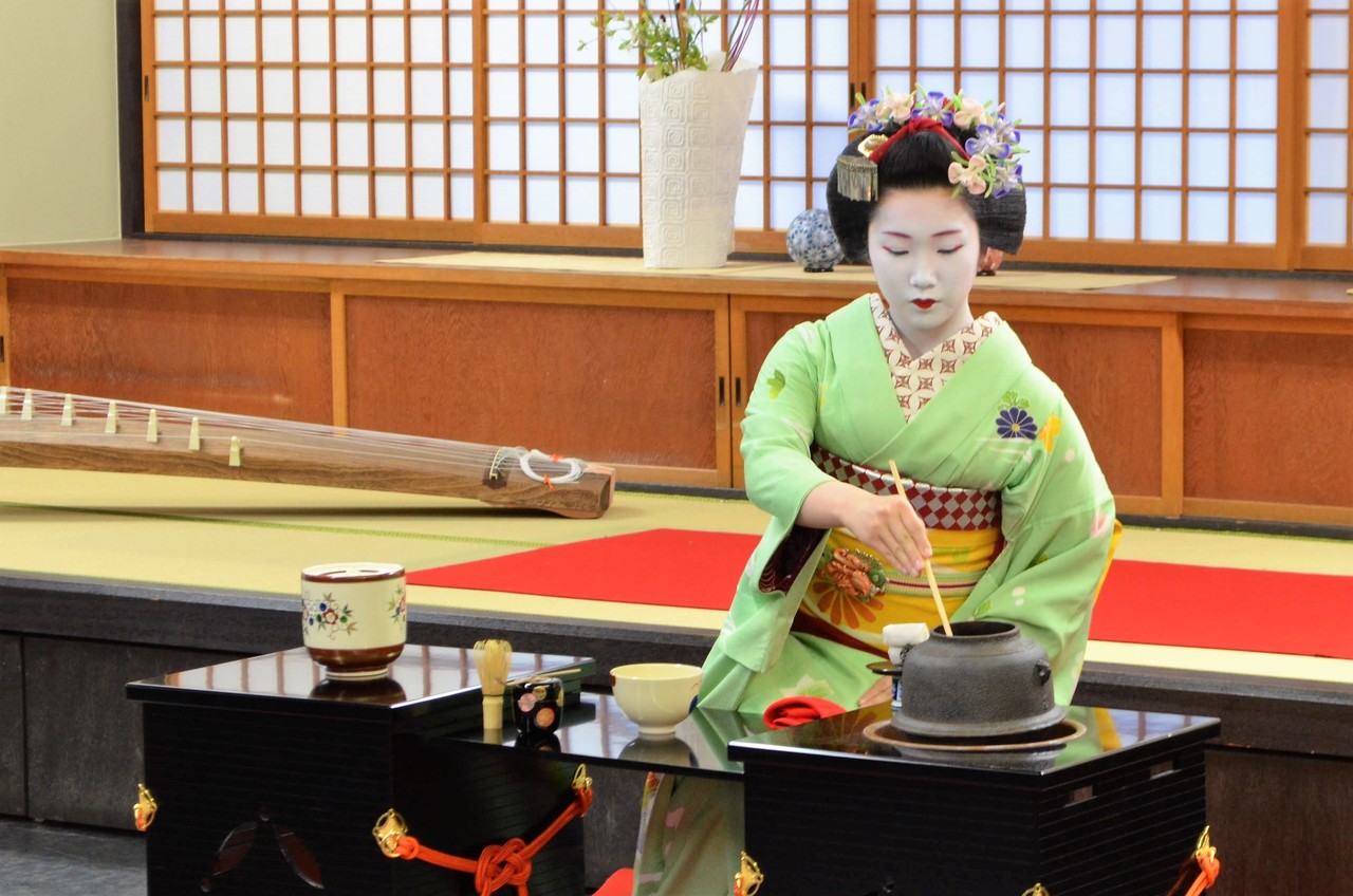 TEA CEREMONY and MEET MAIKO 舞妓さんによるお点前披露・舞鑑賞