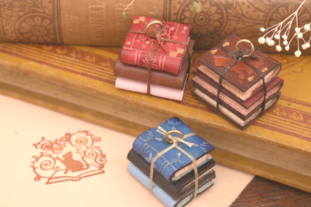 【haru】革で作る小さな洋古書