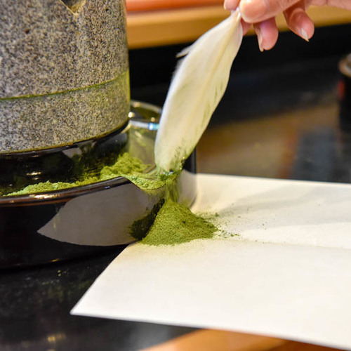 【要事前予約(前日まで)】【抹茶づくり&茶道体験】石臼を挽いて自分で抹茶を作って、点てて飲む体験